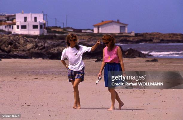 Sarah Ferguson se promenant sur une plage avec sa mère, Susan Barrantes.