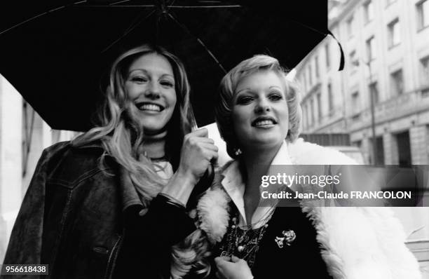 En arrivant à Paris, les deux provençales, Christine Fresta et Évelyne Leclercq ont trouvé la pluie et le froid. Toutes deux annonceront les...