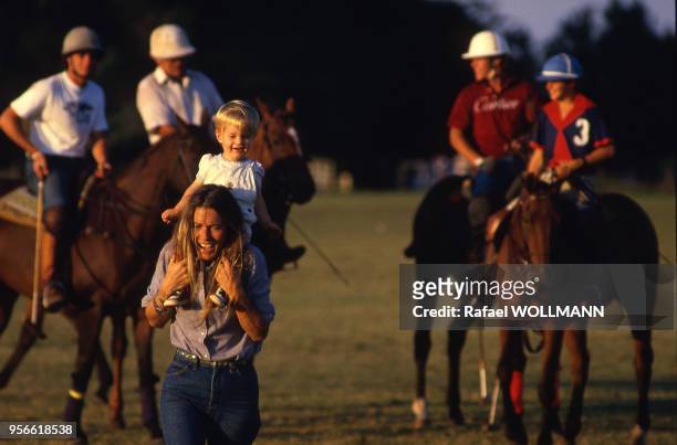 Susan Barrantes, la mère de Sarah Ferguson, sur un terrain de polo avec sa petite fille, la princesse Eugenie d'York.