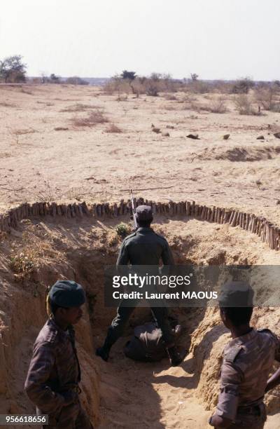 Soldats de l'armée angolaise dans une tranchée en septembre 1987 en Angola.