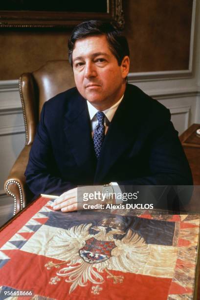 Alexandre, prince de Yougoslavie avec le drapeau royal le 12 mars 1991 à Londres, Royaume-Uni.