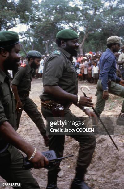 Jonas Savimbi entouré de miliciens de l'U.N.I.T.A en février 1985 en Angola.