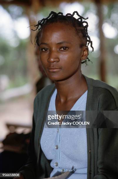 Portrait d'une jeune femme en février 1985 en Angola.
