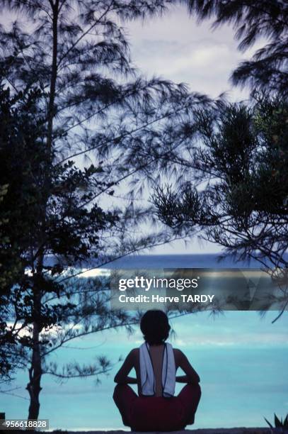 Méditation sur une plage en mars 1981 aux Bahamas.