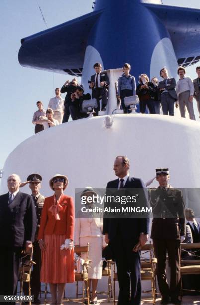 Le roi Olav V et son fils le prince Harald sur le paquebot "Norway" le 30 mai 1980 à Oslo, Norvège.