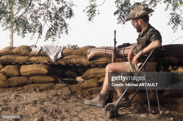 Soldat français derrière une barricade en avril 1980 au Tchad.