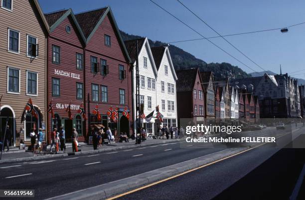 Route principale d'un village en août 1982 en Norvège.