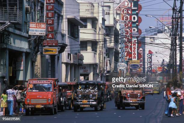 Des jeepneys dans les rues de Manille, c'était à l'origine des jeeps américaines qui ont été transformées pour le transport en commun, décembre 1977,...