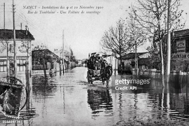 Carte postale ancienne avec un timbre représentant les rues de Nancy inondées lors de la crue en novembre 1910 à Nancy, France.