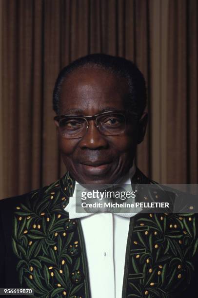 écrivain et ancien président sénégalais Léopold Sédar Senghor en costume de l'Académie française en juin 1983 à Paris, France.