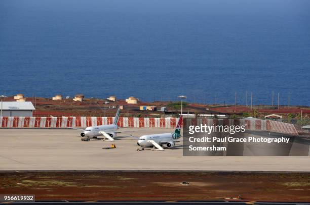 ascension island airport, wide-awake airfield. - île de l'ascension photos et images de collection