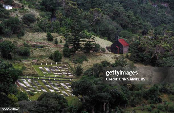 Eglise et cimetière en février 1993 à Sainte-Hélène.