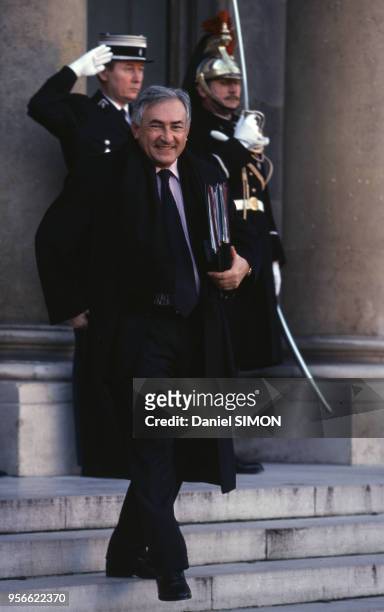 Dominique Strauss-Kahn à la sortie d'un conseil des ministres le 6 janvier 1999 au palais de l'Élysée à Paris, France.