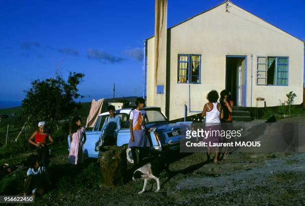 Famille près d'une maison en mai 1981 sur l'île de Sainte-Hélène.