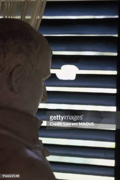 Statue de Napoléon regardant par la fenêtre dans la maison de Longwood circa 1980 sur l'île de Sainte-Hélène.