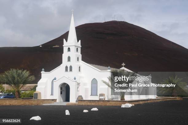 st mary's church, georgetown, ascension island. mid atlantic - île de l'ascension photos et images de collection