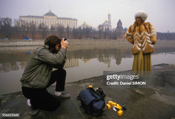 Mannequin posant avec un manteau de fourrure en avril 1986 à Moscou en URSS.