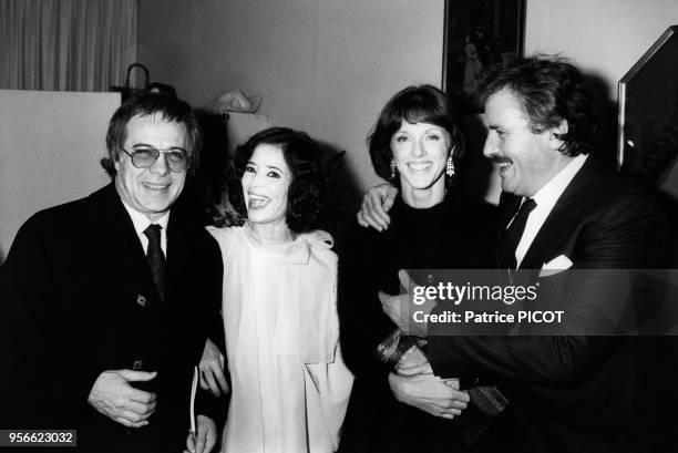 Guy Bedos, Annie Duperey et Victor Lanoux félicitent Marie-Josée Nat après la 1ère de 'Désiré' le 8 février 1984 à Paris, France.