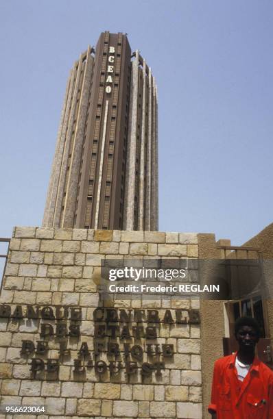 Tour de la Banque centrale des Etats de l'Afrique de l'Ouest en juin 1986 à Dakar au Sénégal.