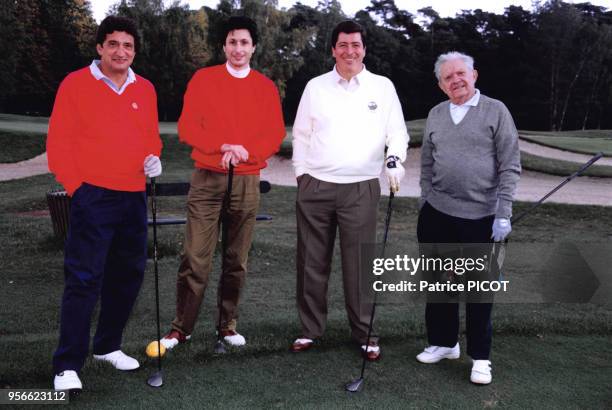 Patrick Balkany et Patrick de Carolis jaouent au golf dans les années 90, France. Circa 1990.