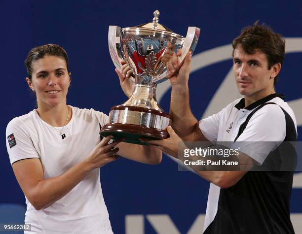 Maria Jose Martinez Sanchez and Tommy Robredo of Spain hold the Hopman Cup trophy after defeating Laura Robson and Andy Murray of Great Britain in...