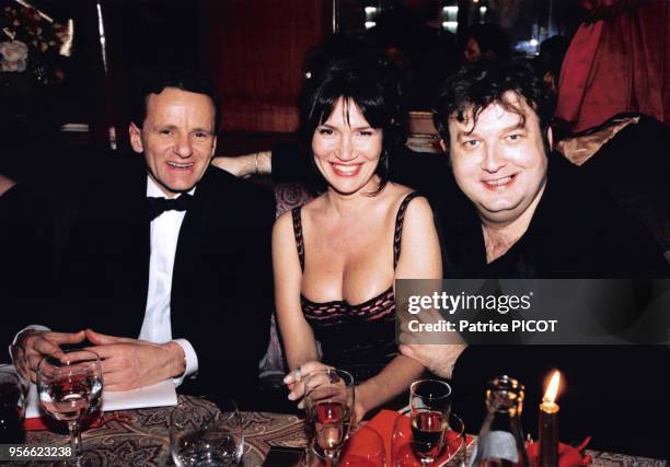 Alain Carignon, Dominique Besnehard et Clémentine Célarié lors d'un diner à Paris dans les années 90, France. Circa 1990.