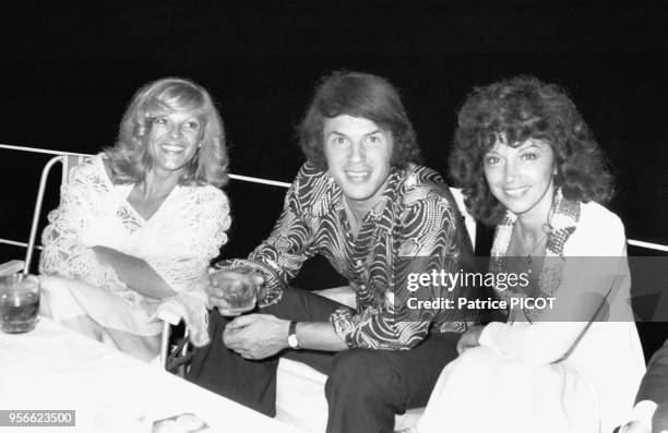 Nicoletta, Adamo et Patricia Carli le 9 juillet 1973 à Antibes, France.