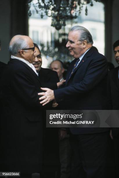 Habib Bourguiba serrant la main de Georges Pompidou en juin 1972 à Paris, France.