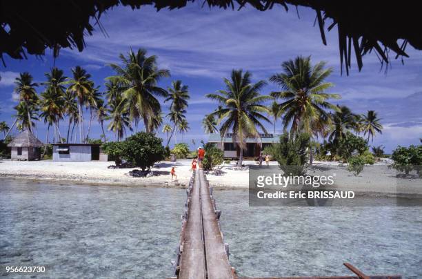 Vue d'une plage depuis un hôtel sur pilotis en 1984 en Polynésie française.
