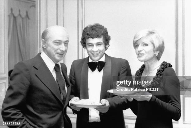 Gérard Oury, Francis Perrin et Françoise Dorin lors du gala donné pour la sortie du film 'La Gifle' le 11 octobre 1974 à Paris, France.