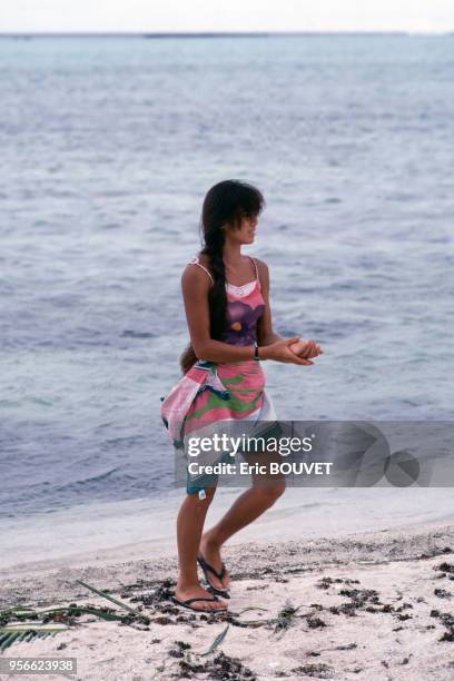 Jeune femme sur une plage en janvier 1985 à Tahiti en Polynésie française.