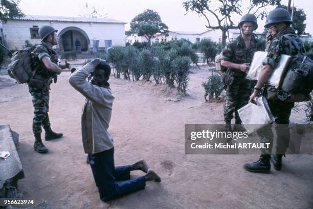 Prisonnier avec des soldats français lors de la bataille de Kolwezi en 1978 au Zaïre/République démocratique du Congo.