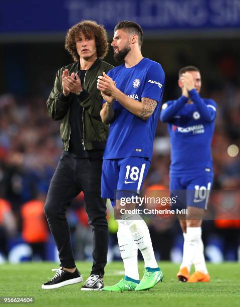 David Luiz of Chelsea speaks to Olivier Giroud of Chelsea after the Premier League match between Chelsea and Huddersfield Town at Stamford Bridge on...