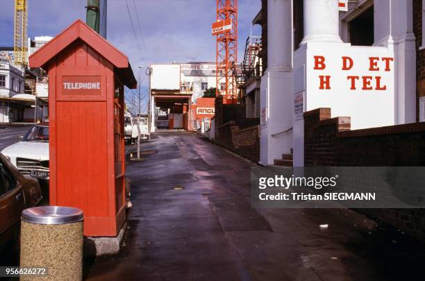 Cabine téléphonique en juillet 1985 à Auckland en Nouvelle-Zélande.
