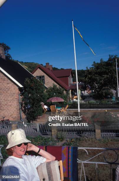 Une femme au soleil dans son jardin de la province suédoise de Scanie en septembre 1994 en Suède.