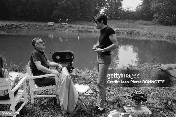 Le metteur en scène Julien Duvivier et Alain Delon lors du tournage du film 'Diaboliquement vôtre' en septembre 1967, France.