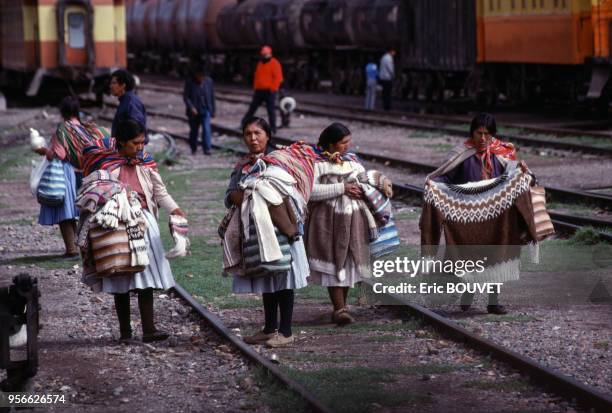 Femmes vendant des pulls en laine d'alpaga en janvier 1989 au Pérou.