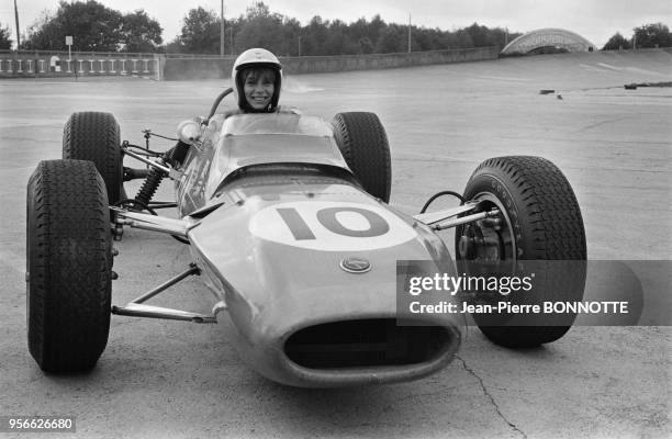 Joanna Shimkus au volant d'une voiture de course lors du tournage du film 'Les Aventuriers' réalisé par Robert Enrico en septembre 1966, France.