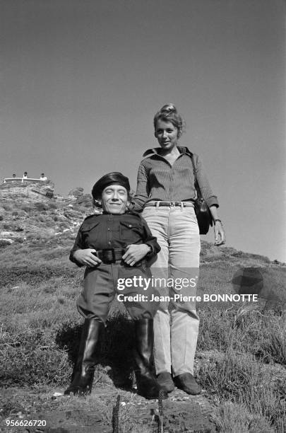 Joanna Shimkus et Michael Dunn, son partenaire dans le film 'Boom' réalisé par Joseph Losey, en septembre 1967 en ltalie.