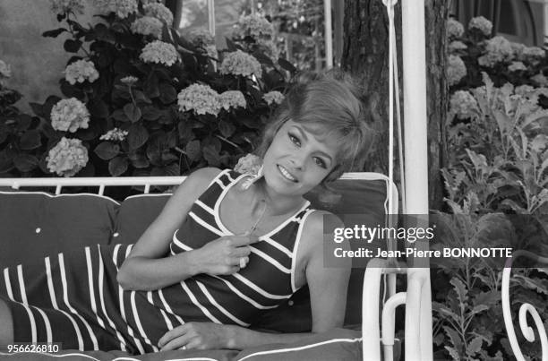 Michèle Mercier chez elle à Rome en mai 1967, Italie.