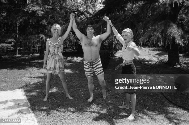 Carlos en maillot de bain et Sylvie Vartan dans le jardin de la villa de Brigitte Bardot en mai 1967 à Rome, Italie.
