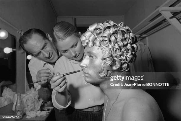 Séance de maquillage pour Johnny Hallyday coiffé d'une perruque dorée lors du tournage du film 'Les Poneyttes' réalisé par Joël Le Moigne en...