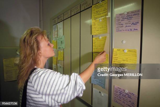 Une jeune femme lit les offres d'emploi dans une agence pour l'emploi en août 1988 à Goteborg, Suède.