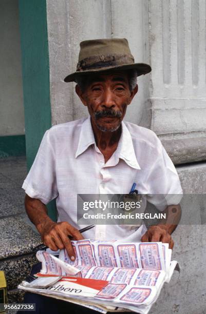 Vieil homme vendant des tickets de loterie en février 1988 à Saint-Domingue en République dominicaine.