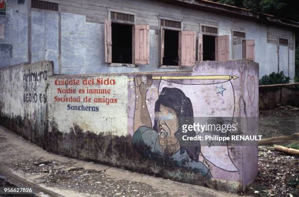 Peinture murale de prévention contre le Sida en août 1988 à Sanchez en République dominicaine.