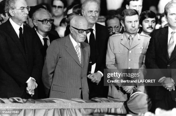 Le Président du Conseil Francesco Cossiga et le Président italien, Sandro Pertini assistent aux obsèques nationales des victimes de l'attentat...