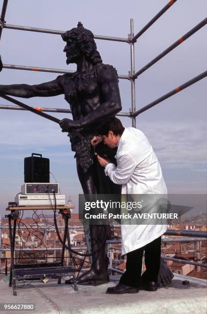 Un technicien travaillant sur l'un des deux Maures battant les heures avec leur marteau au sommet de la célèbre Tour de l'Horloge de la place...