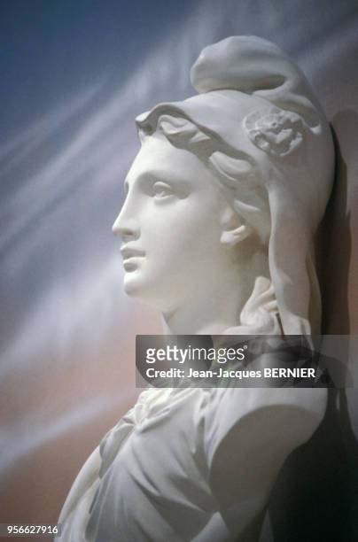 Buste de la Marianne, symbole de la République française, lors des élections municipales sur Antenne 2 le 6 mars 1983 en France.