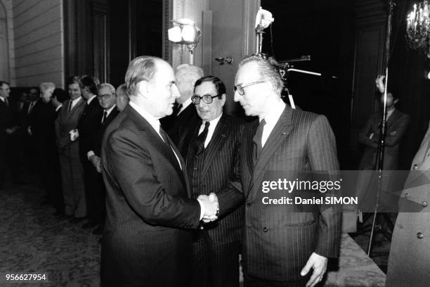 François Mitterrand serre la main d'Yvon Gattaz du CNPF le 5 janvier 1983 à Paris, France.