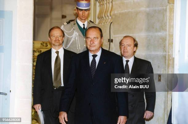 Les ministres des Affaires étrangères Robin Cook et Hubert Védrine et le président de la République Jacques Chirac lors de la conférence de...